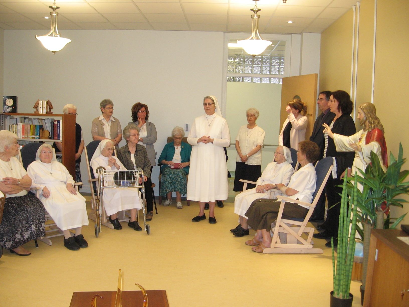 IMG_5856 S Claudette accueille les soeurs dans leur nouvelle salle de communaute